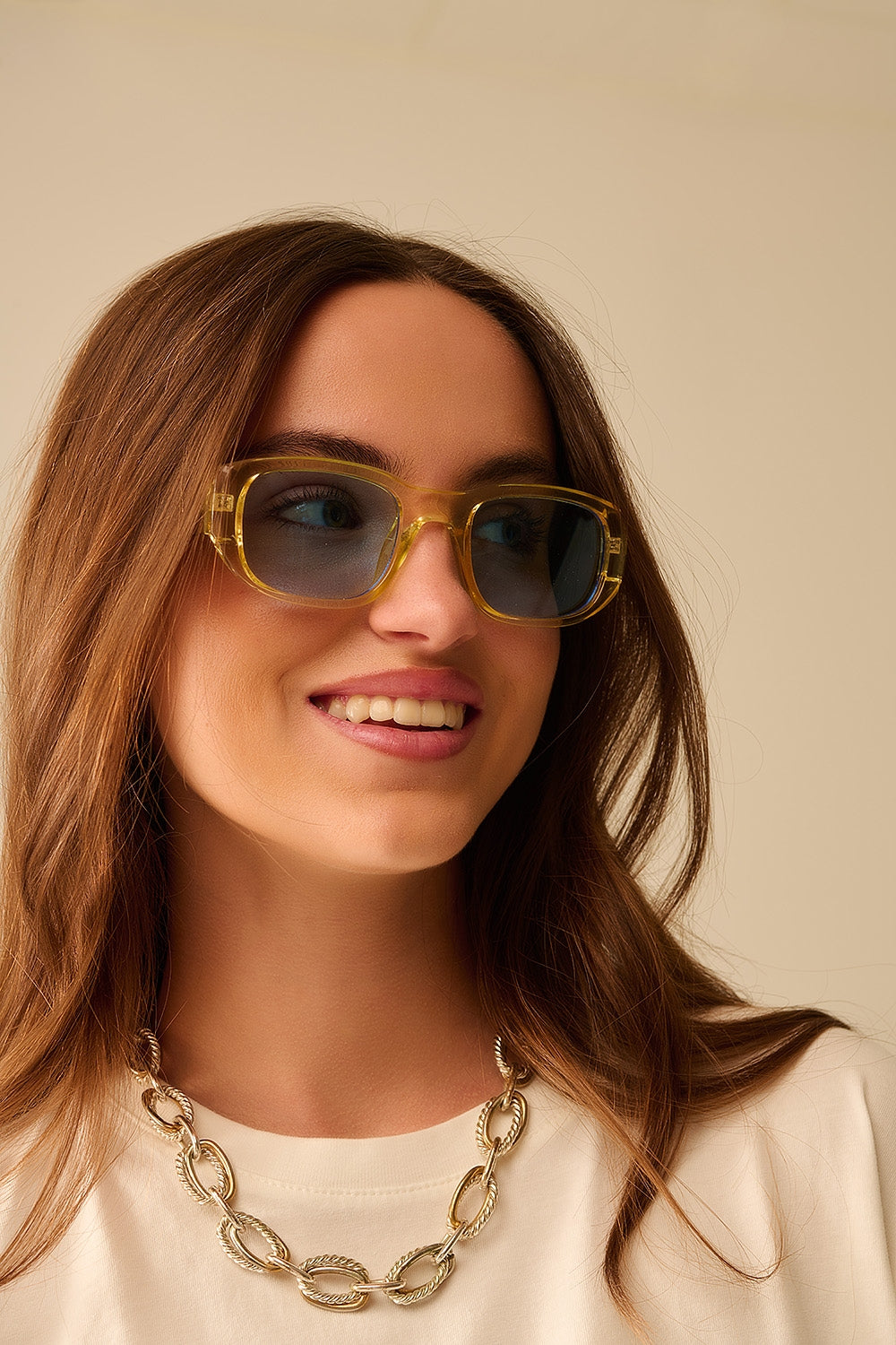Gafas de sol ovaladas con montura transparente de alto brillo en amarillo