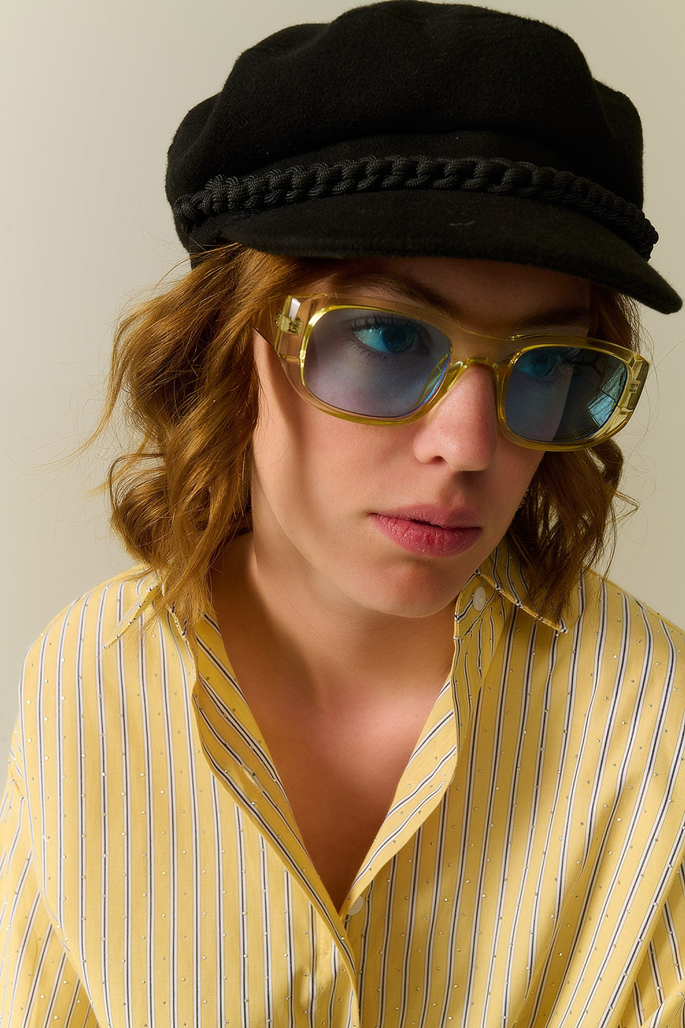 Gafas de sol ovaladas con montura transparente de alto brillo en amarillo