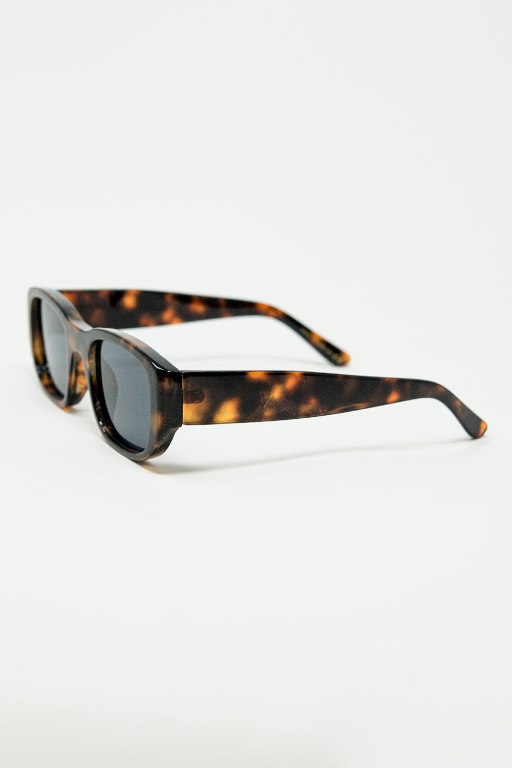 Gafas de sol ovaladas con montura transparente de alto brillo en marrón