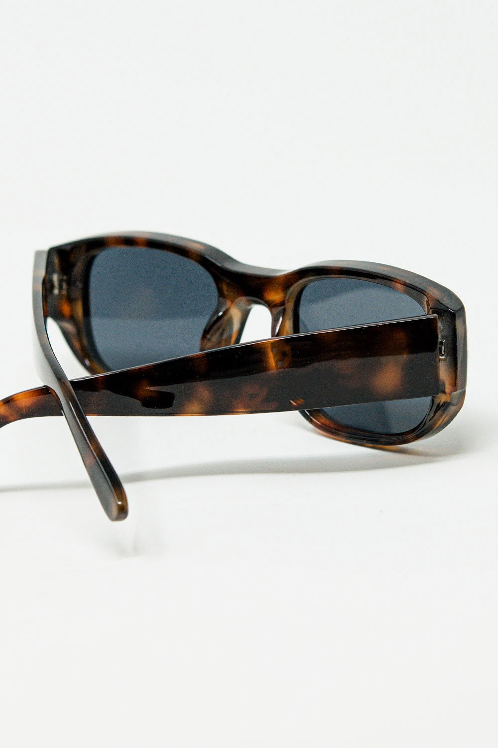 Gafas de sol ovaladas con montura transparente de alto brillo en marrón