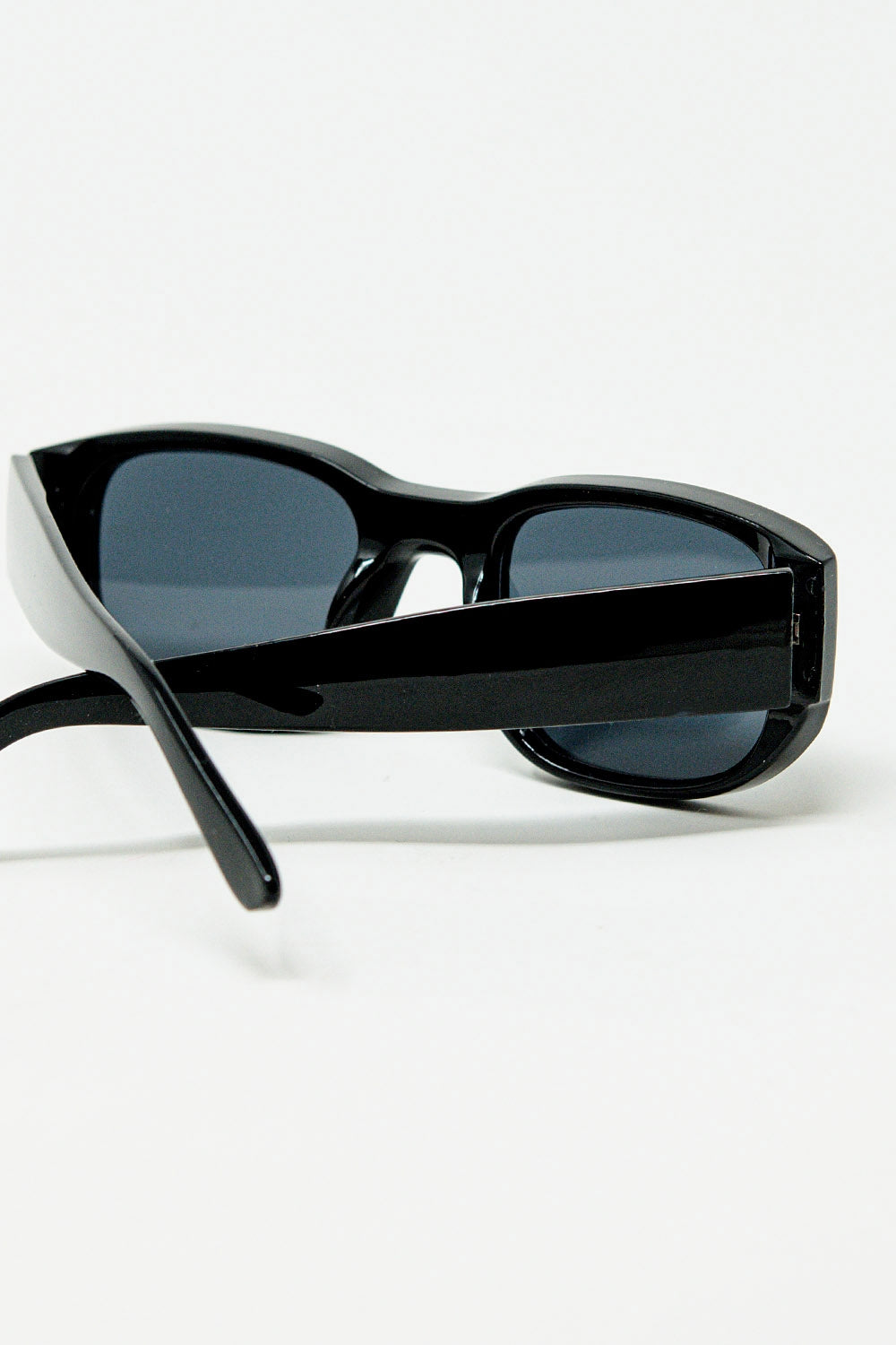 Gafas de sol ovaladas con montura transparente de alto brillo en negro