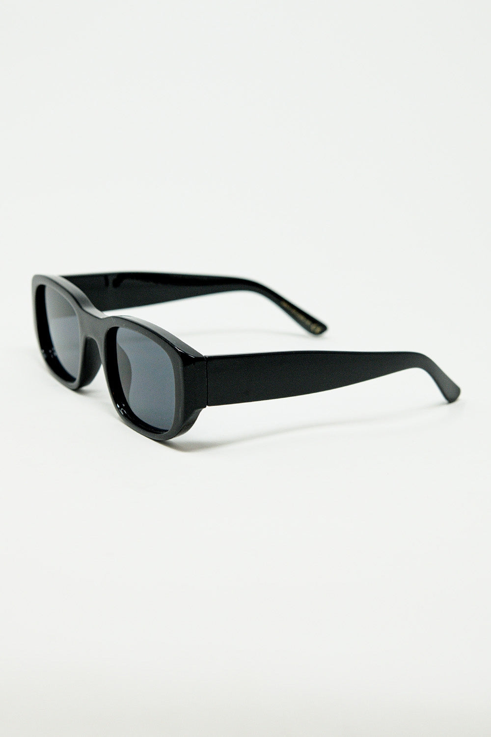 Gafas de sol ovaladas con montura transparente de alto brillo en negro