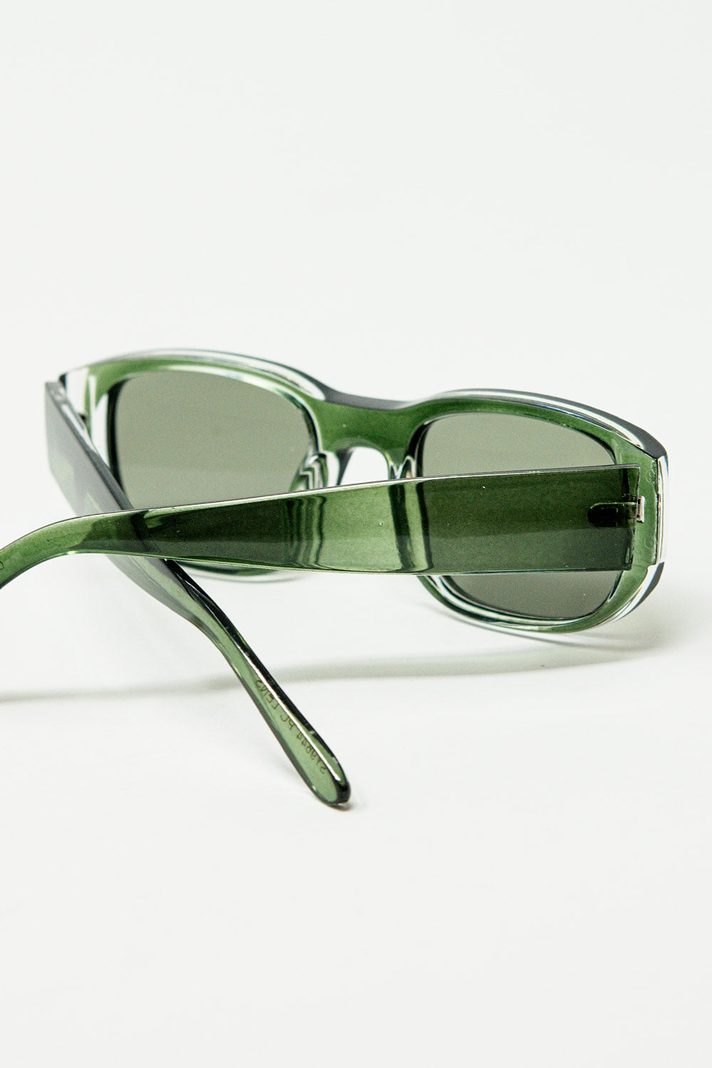 Gafas de sol ovaladas con montura transparente de alto brillo en verde