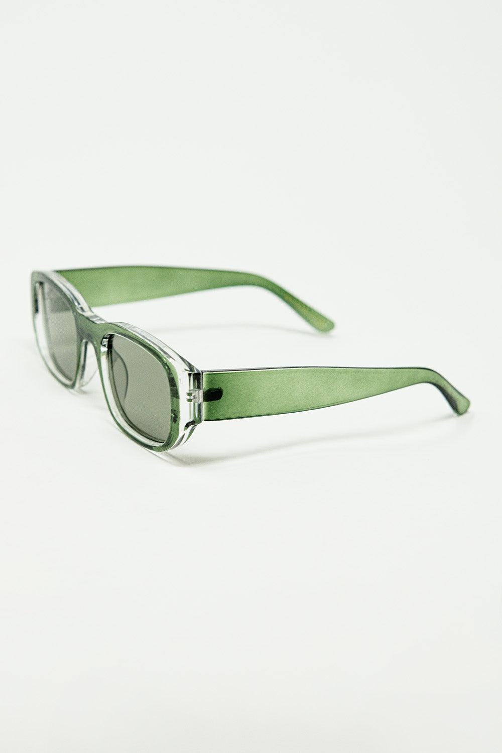 Gafas de sol ovaladas con montura transparente de alto brillo en verde