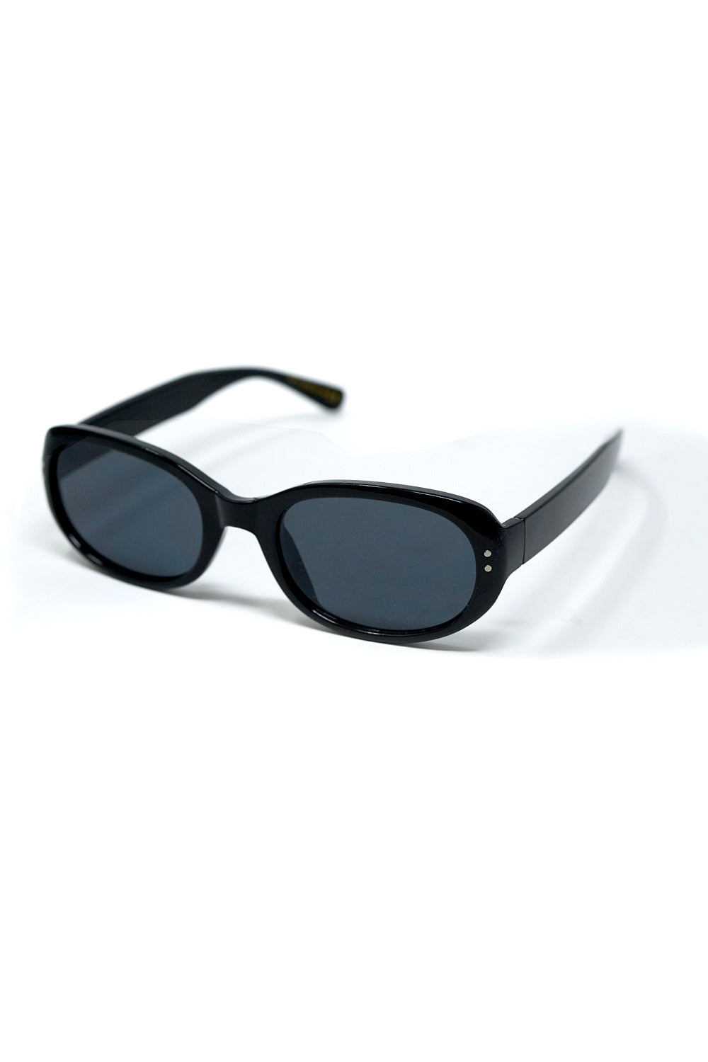 Gafas de sol ovaladas con montura negra y lentes negras vista lateral.