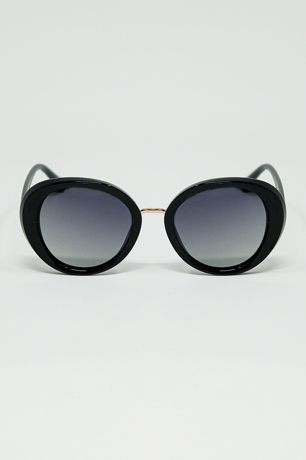 Q2 Gafas de sol ovaladas negras con detalle metálico dorado