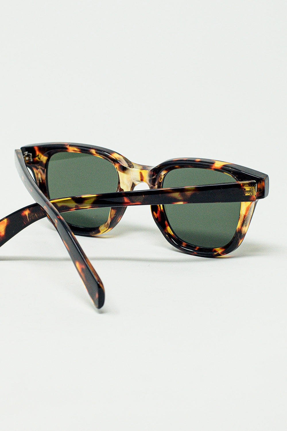Gafas de sol polarizadas con lente oscura y montura de carey