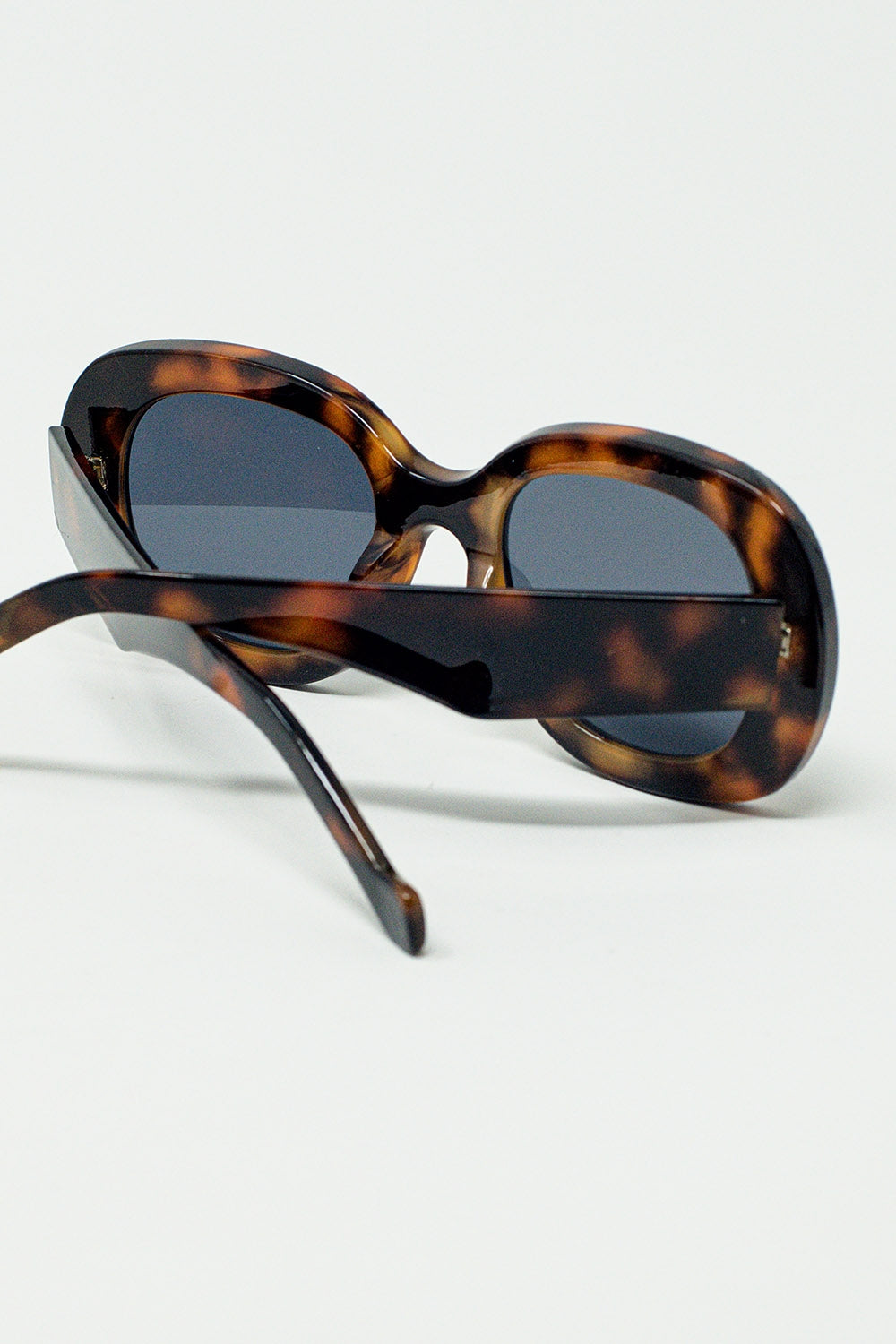 Gafas de sol polarizadas redondas con lentes oscuras