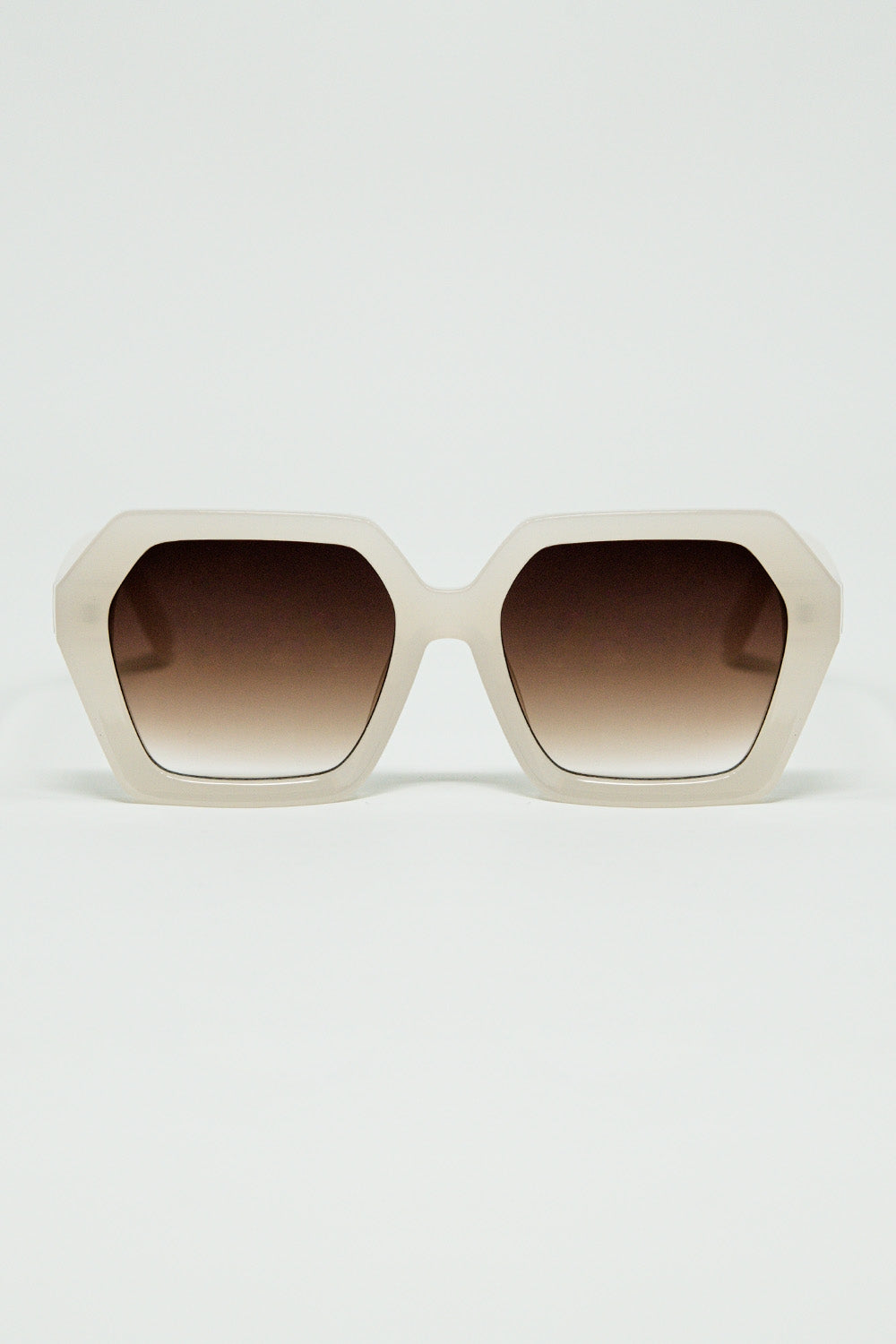 Q2 Gafas de sol rectangulares en color blanco translúcido.