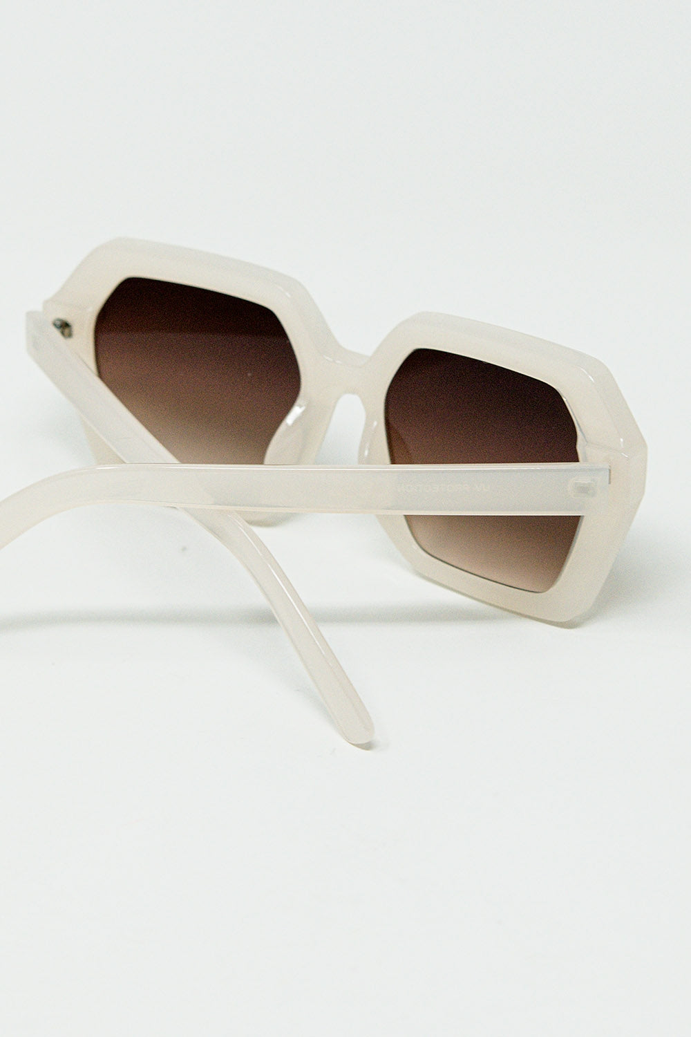 Gafas de sol rectangulares en color blanco translúcido.
