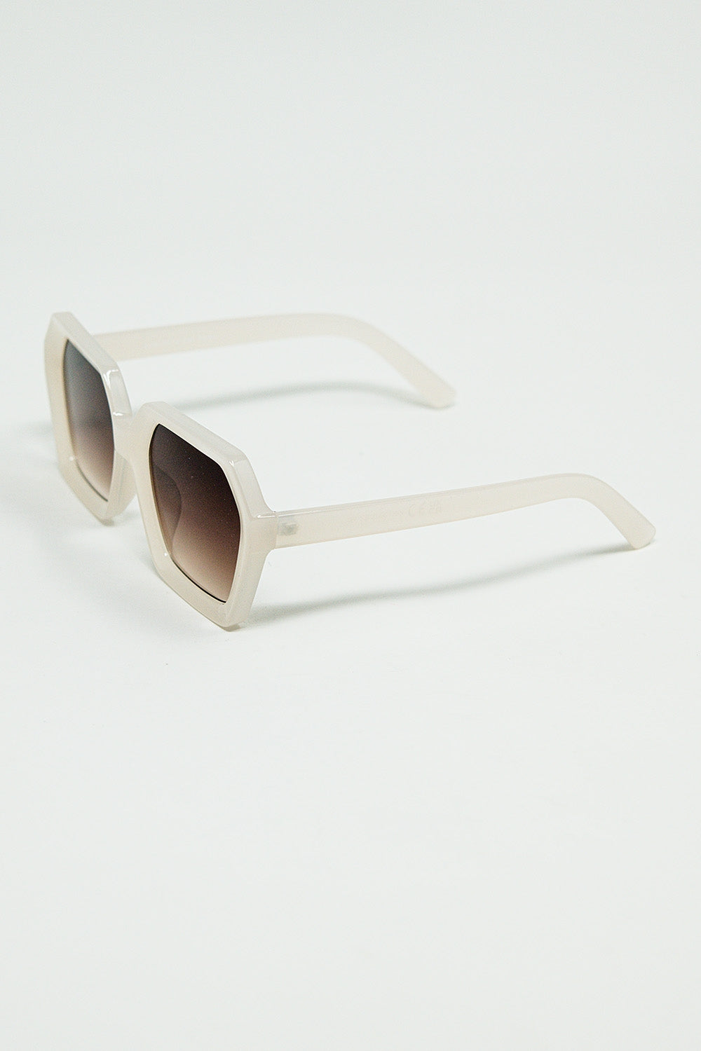 Gafas de sol rectangulares en color blanco translúcido.