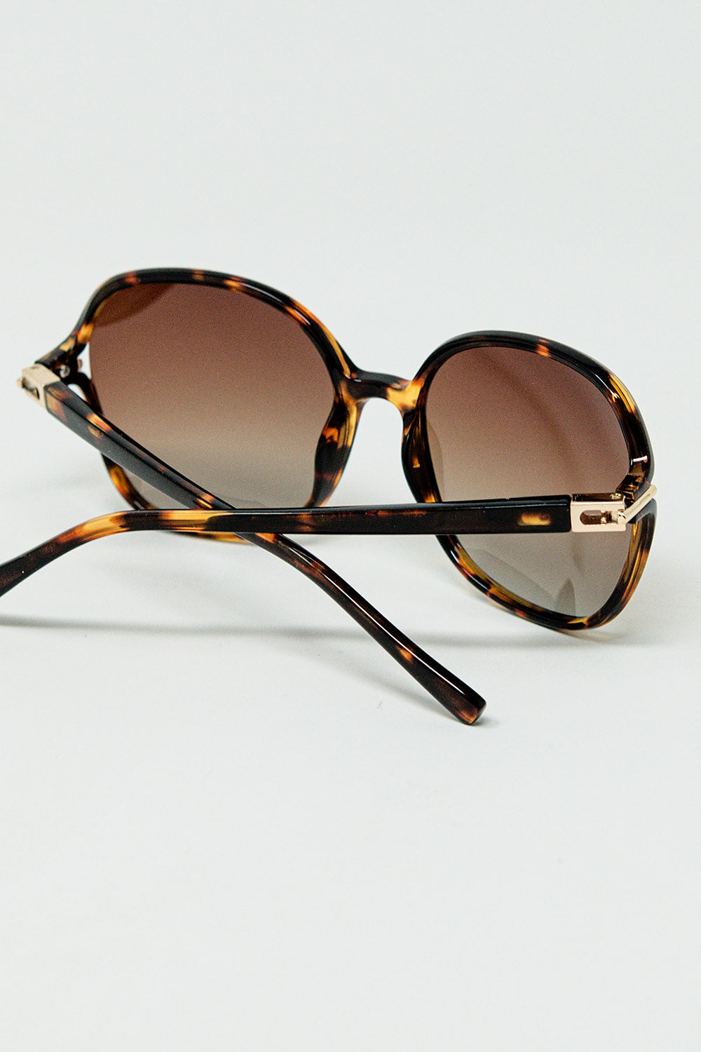 Gafas de sol redondas con estampado beige y detalle metálico dorado