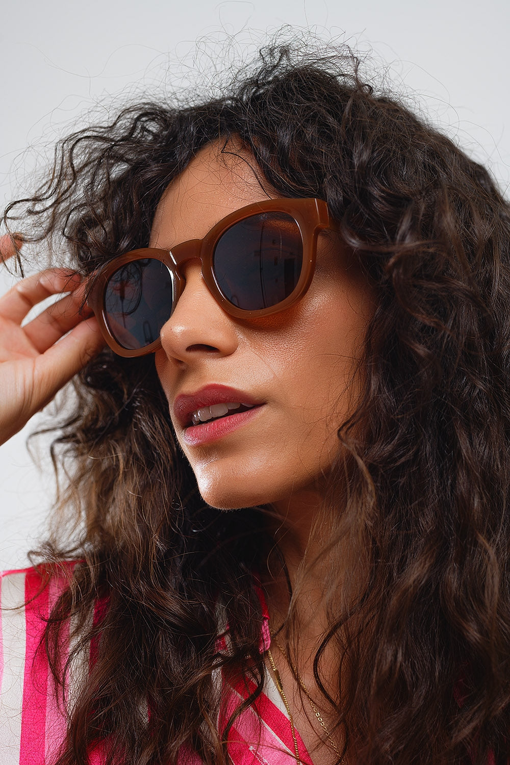 Gafas de sol redondas de los 90 con cristales tintados marrones y montura marrón claro