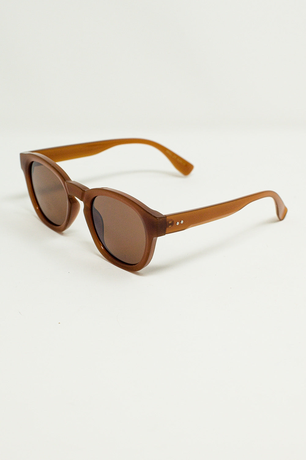 Gafas de sol redondas de los 90 con cristales tintados marrones y montura marrón claro