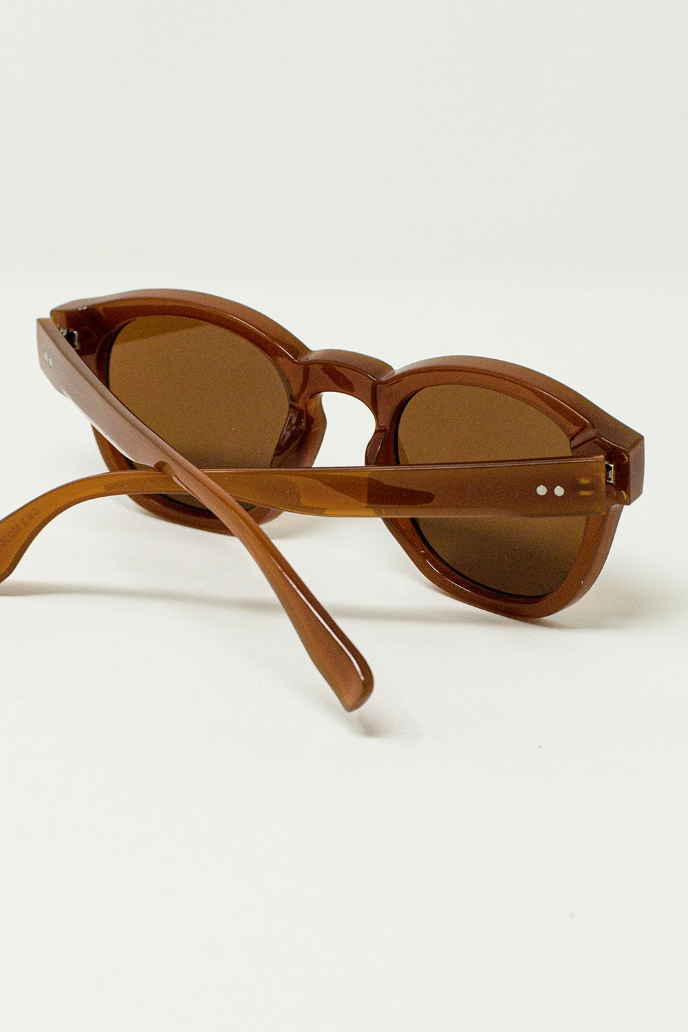 Gafas de sol redondas de los 90 con cristales tintados marrones y montura marrón claro