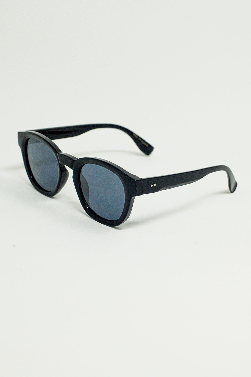 Gafas de sol redondas de los 90 con cristales tintados negros y montura negra