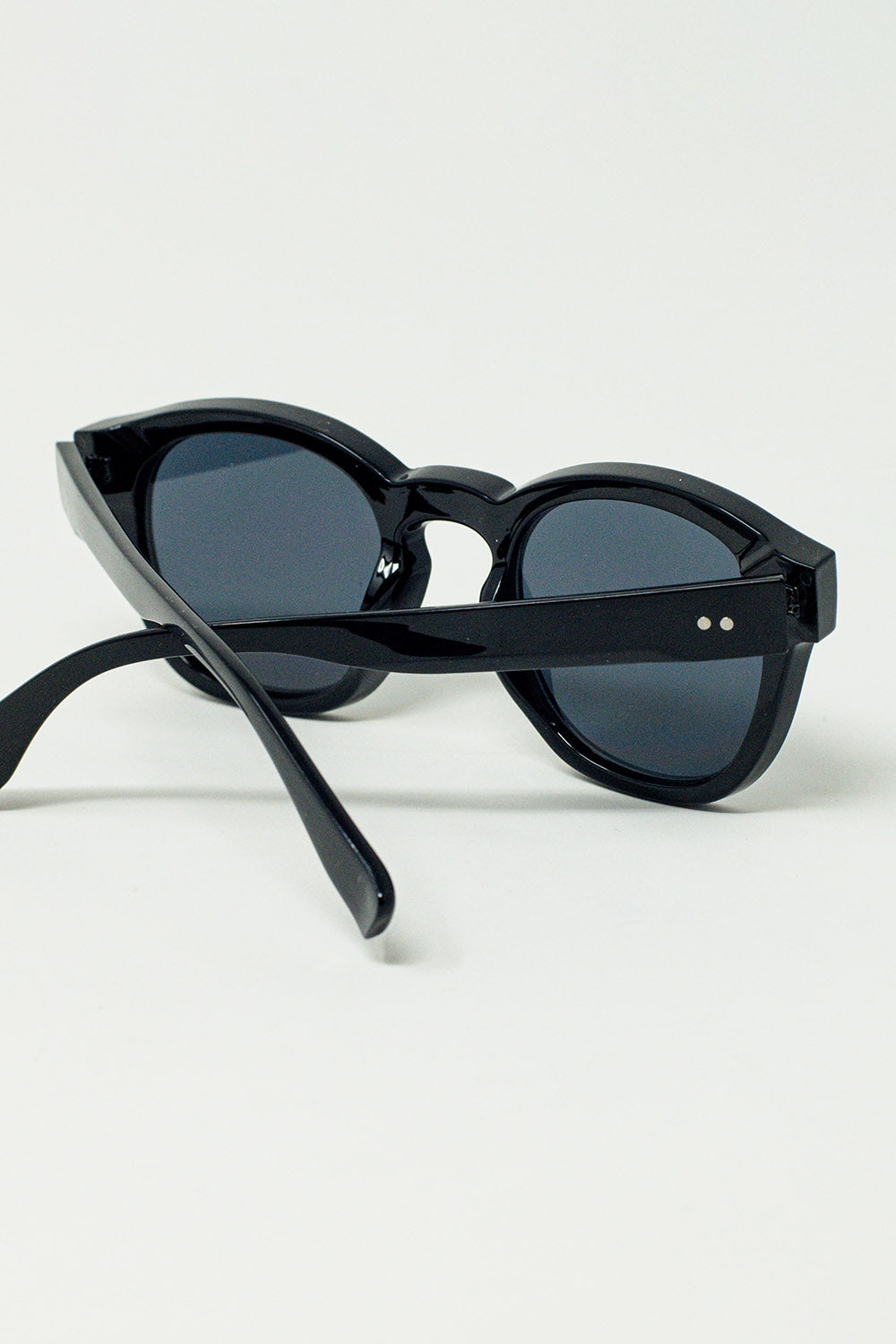 Gafas de sol redondas de los 90 con cristales tintados negros y montura negra