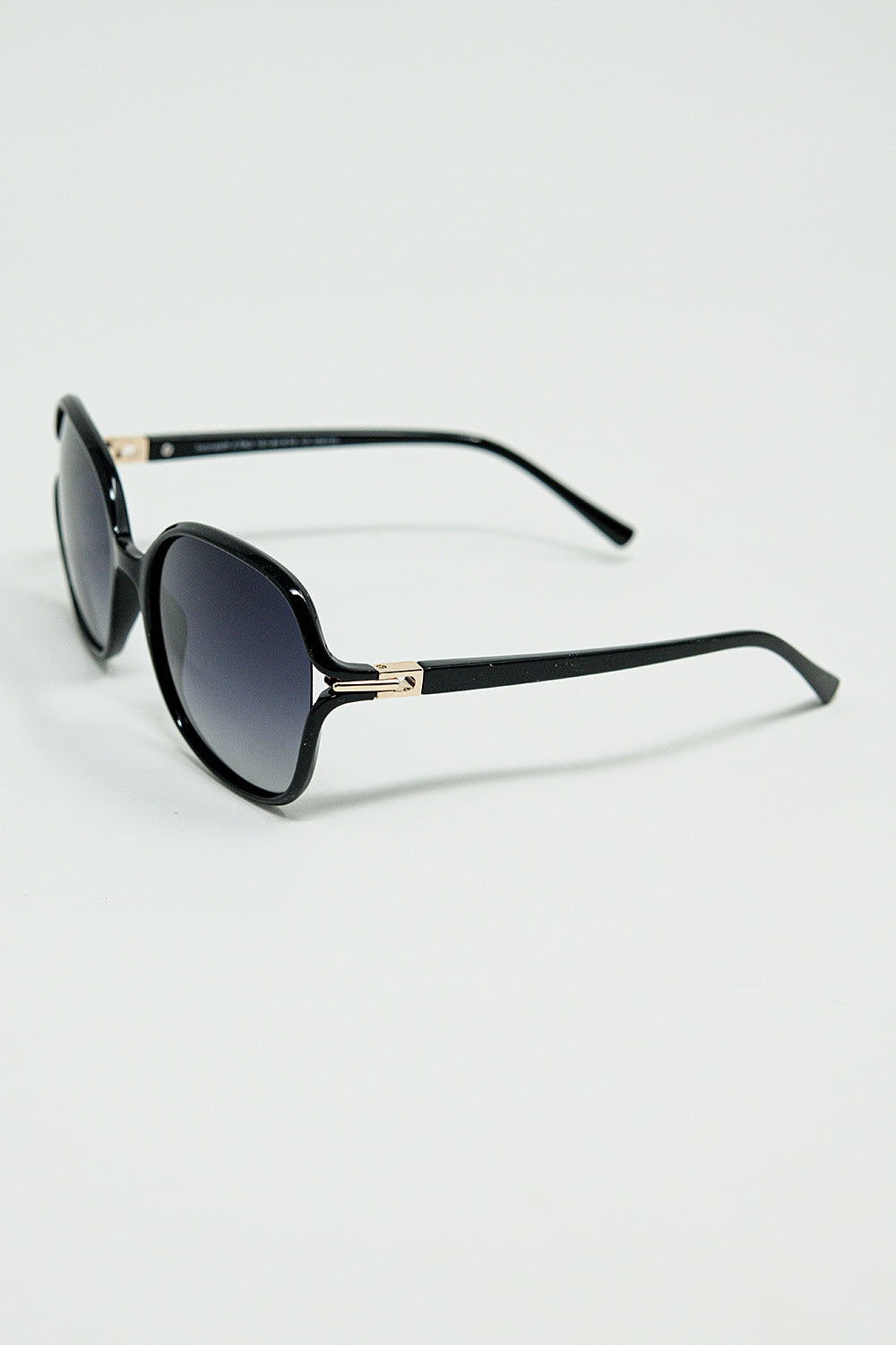 Gafas de sol redondas en negro con detalle metálico dorado