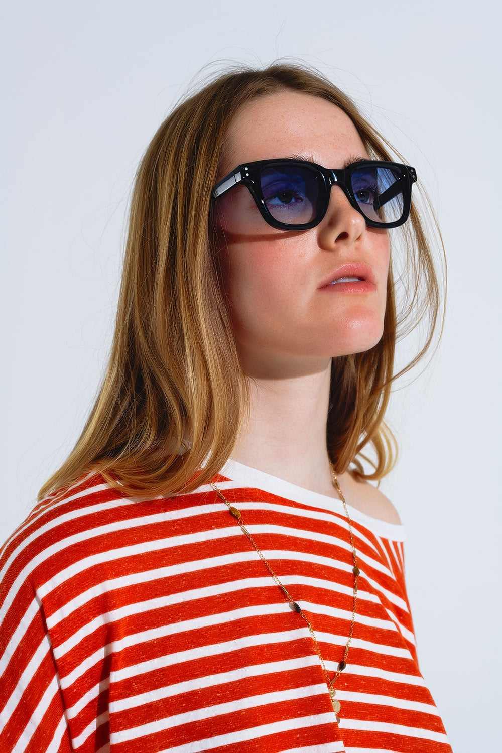 Gafas de sol retro redondas con lente azul ahumado en negro