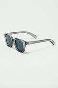 Gafas de sol retro redondas con lente negra ahumada y montura gris transparente