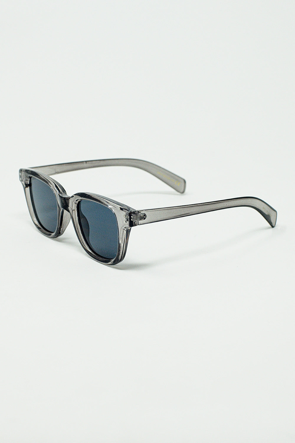 Gafas de sol retro redondas con lente negra ahumada y montura gris transparente