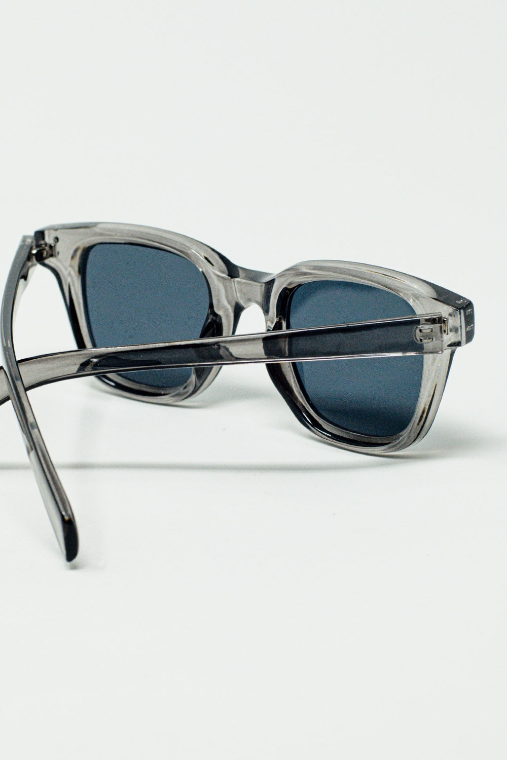 Gafas de sol retro redondas con lente negra ahumada y montura gris transparente