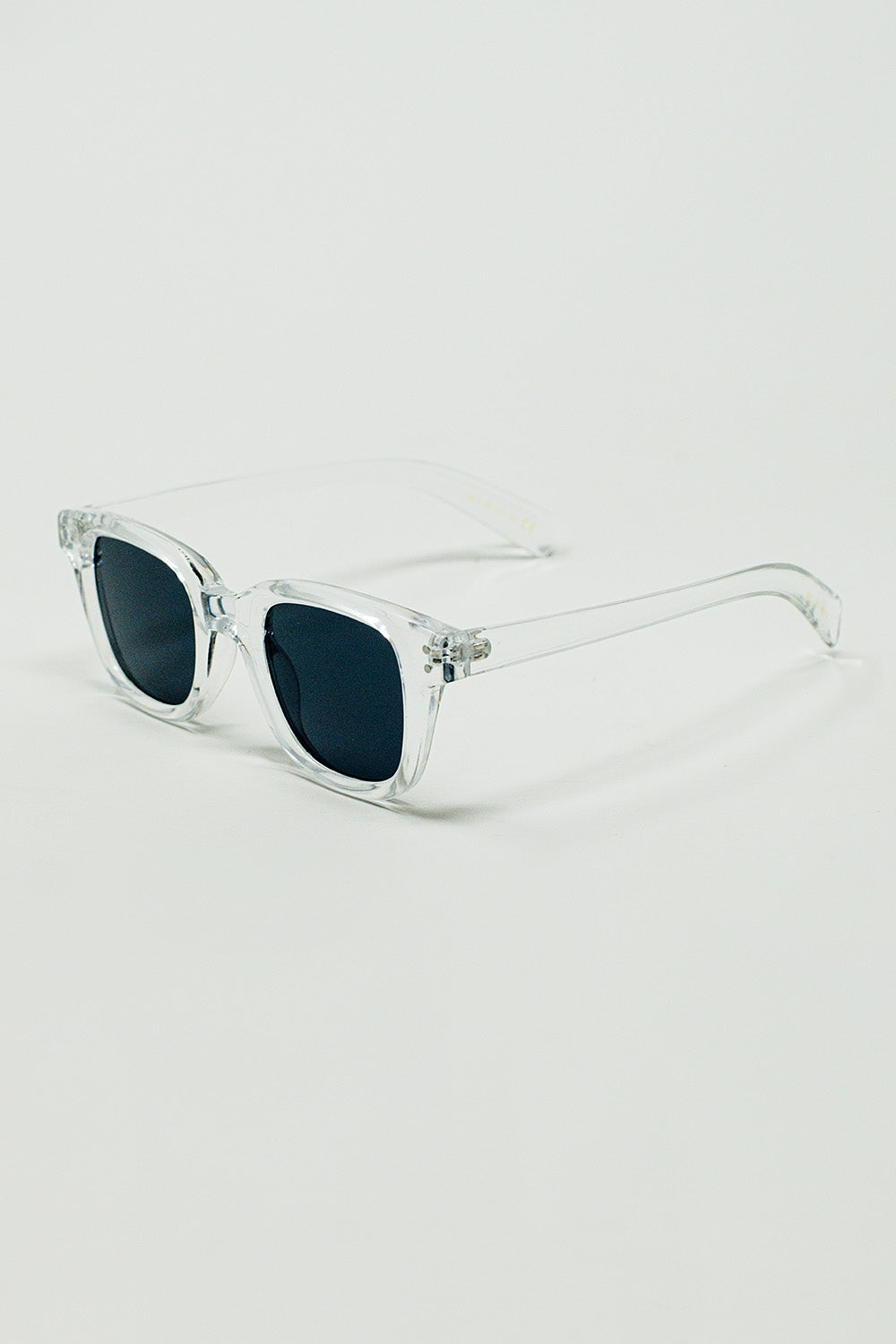 Gafas de sol retro redondas con lentes ahumadas negras y montura transparente