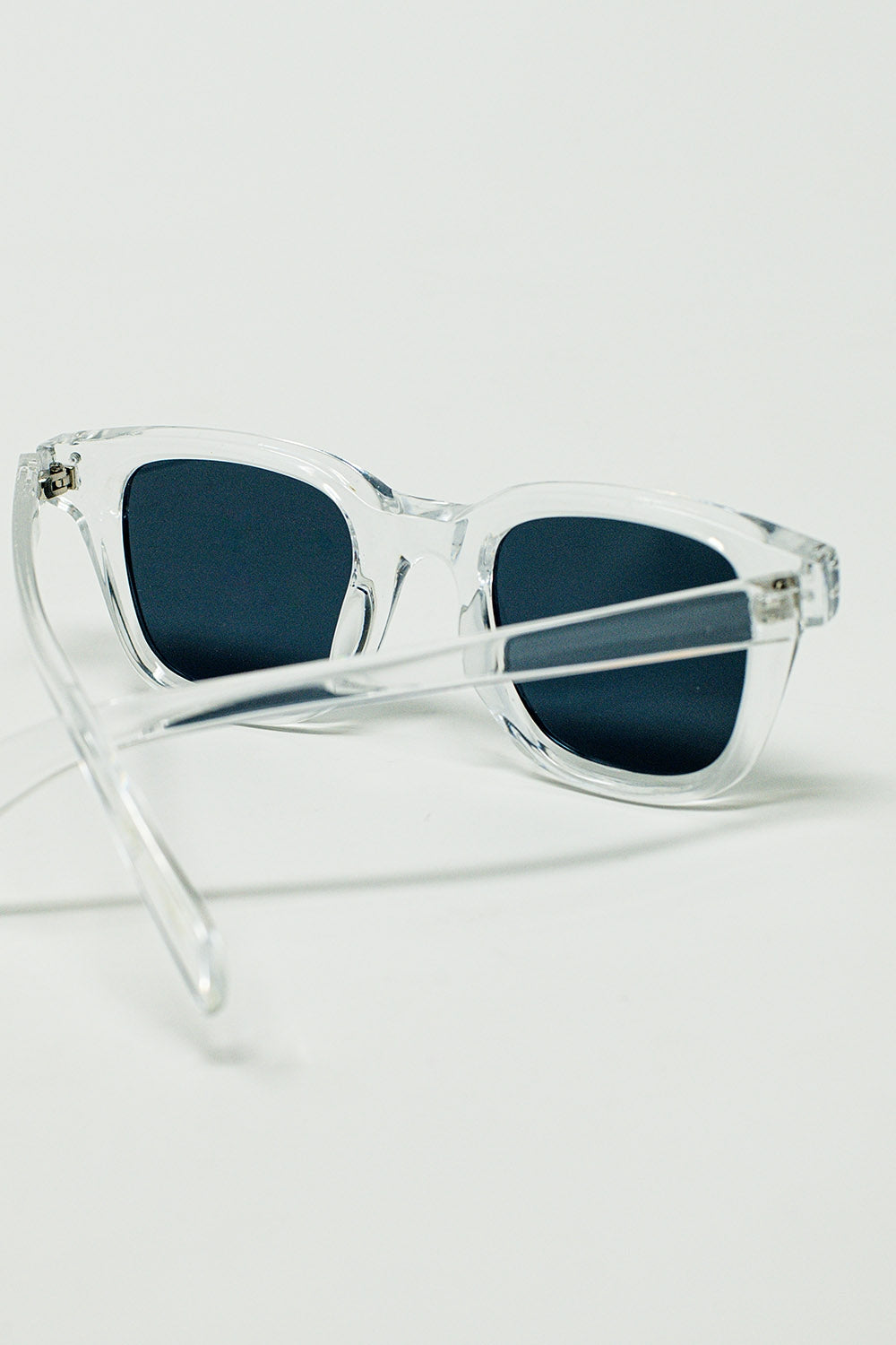 Gafas de sol retro redondas con lentes ahumadas negras y montura transparente