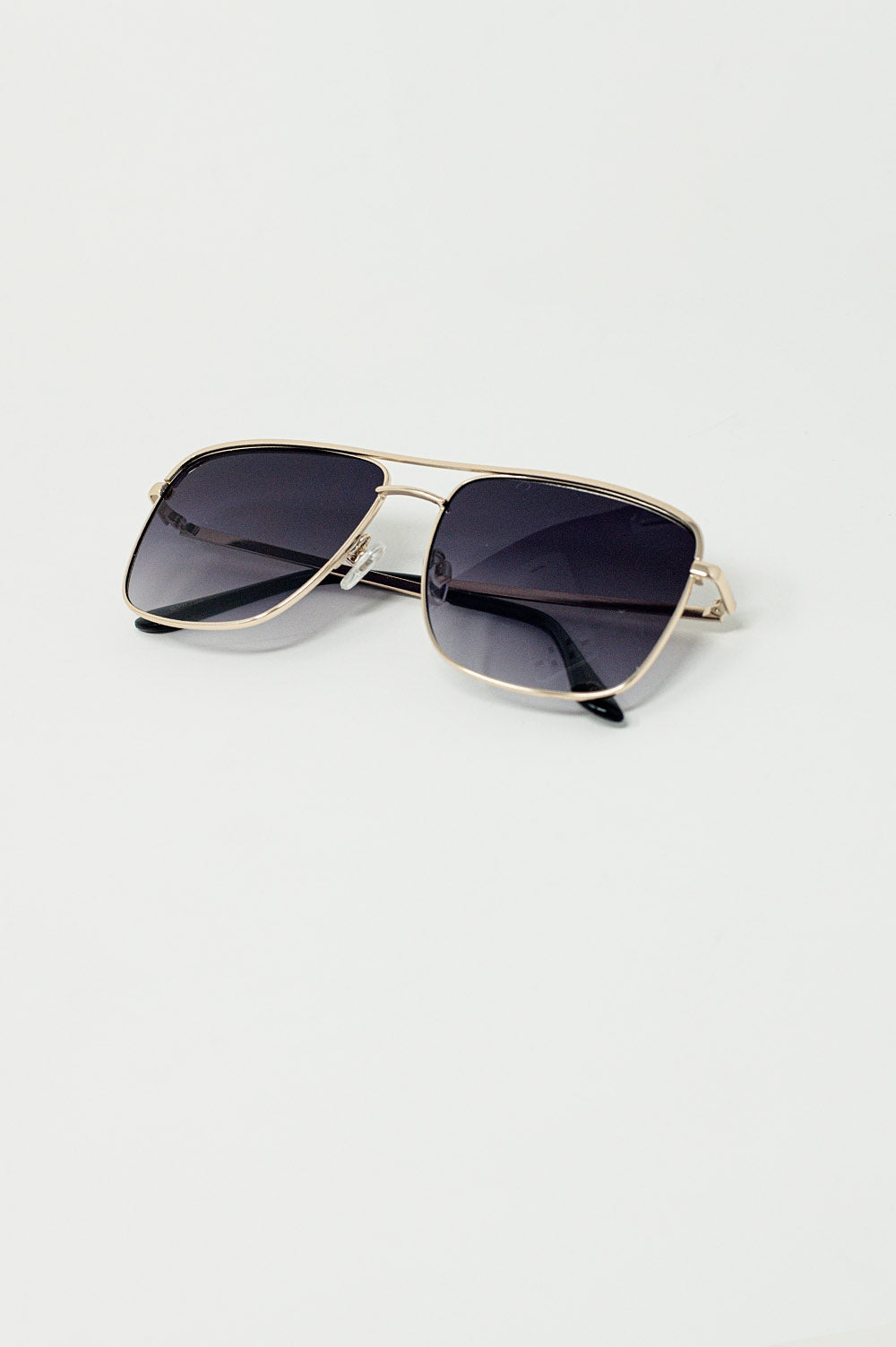 Gafas de sol vintage de aviador con montura dorada