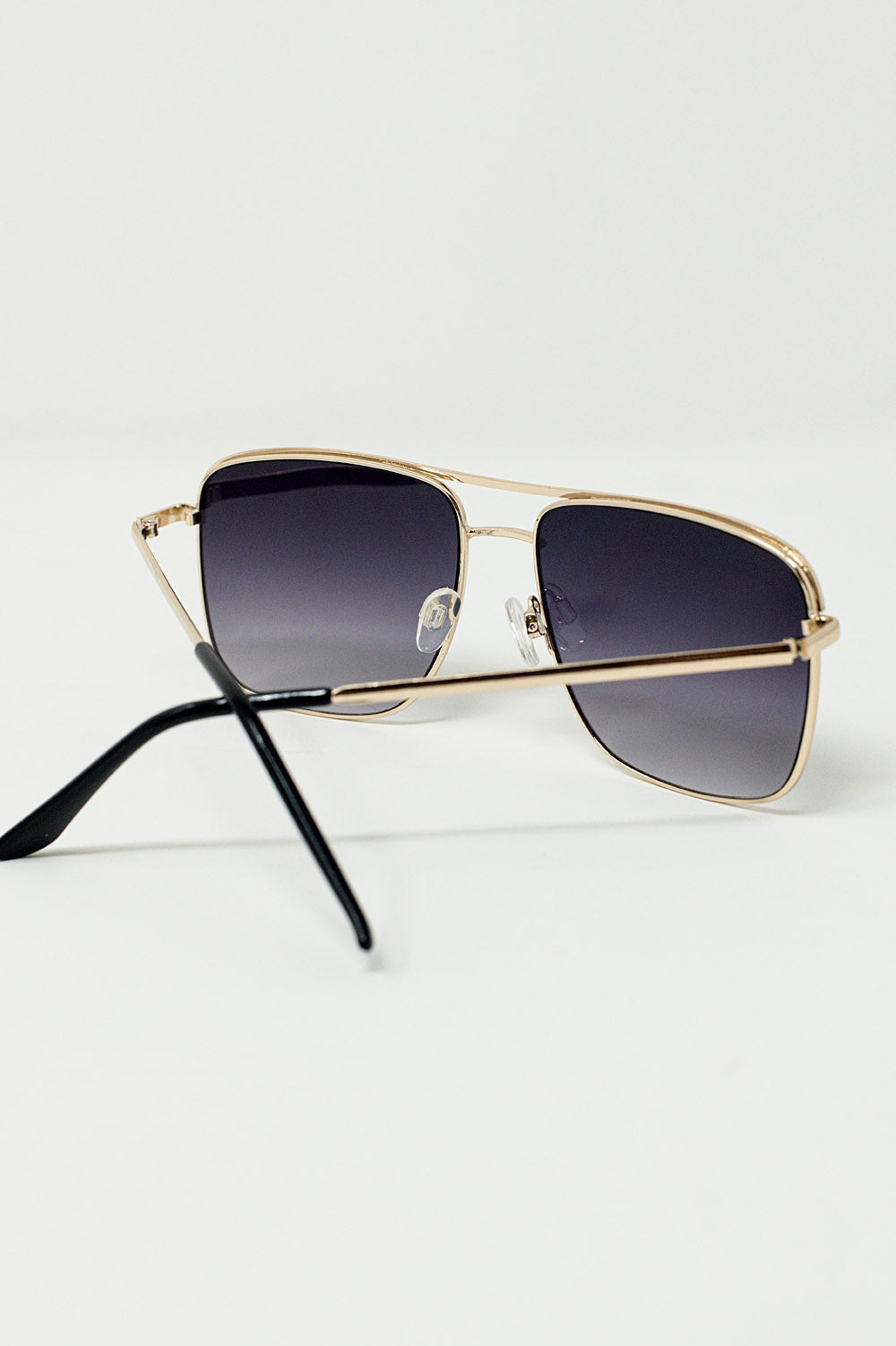 Gafas de sol vintage de aviador con montura dorada