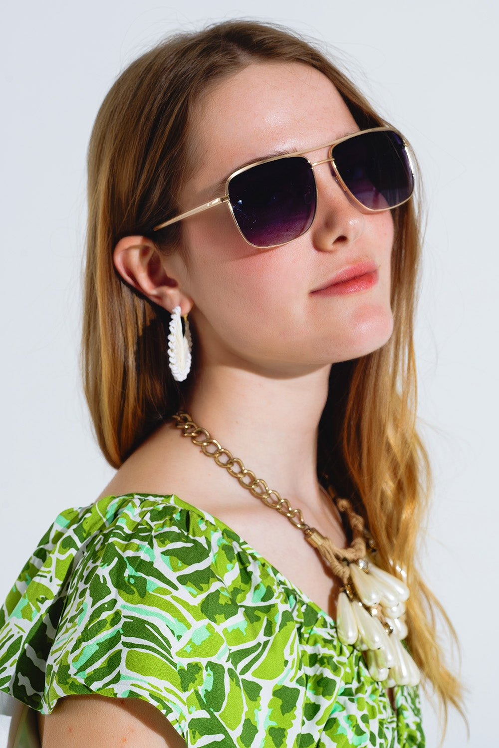 Gafas de sol vintage de aviador con montura dorada