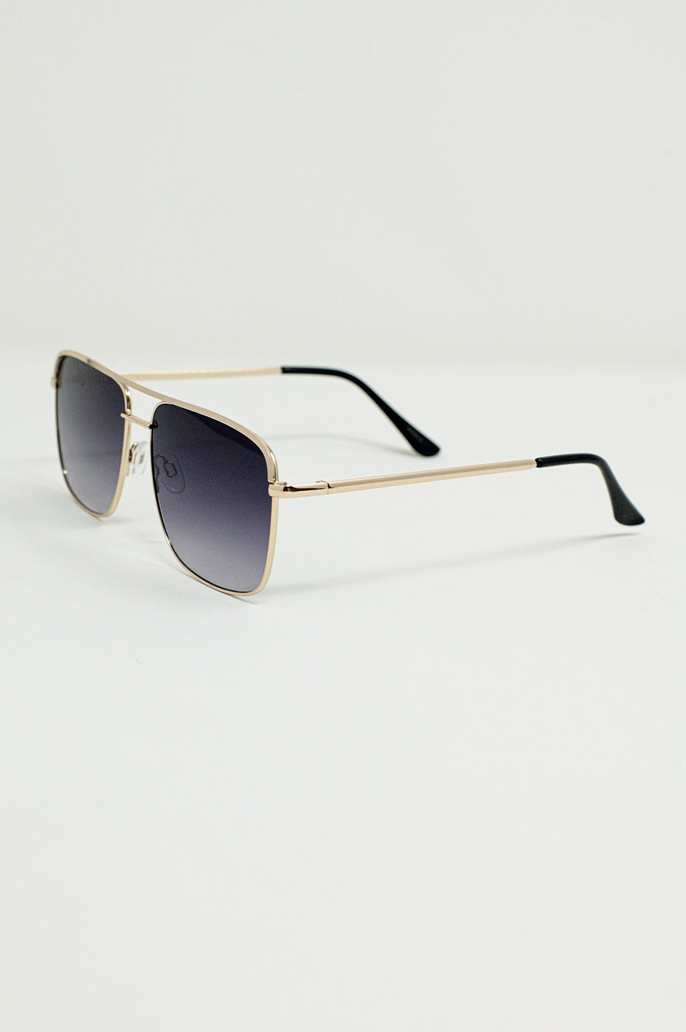Gafas de sol vintage de aviador con montura dorada