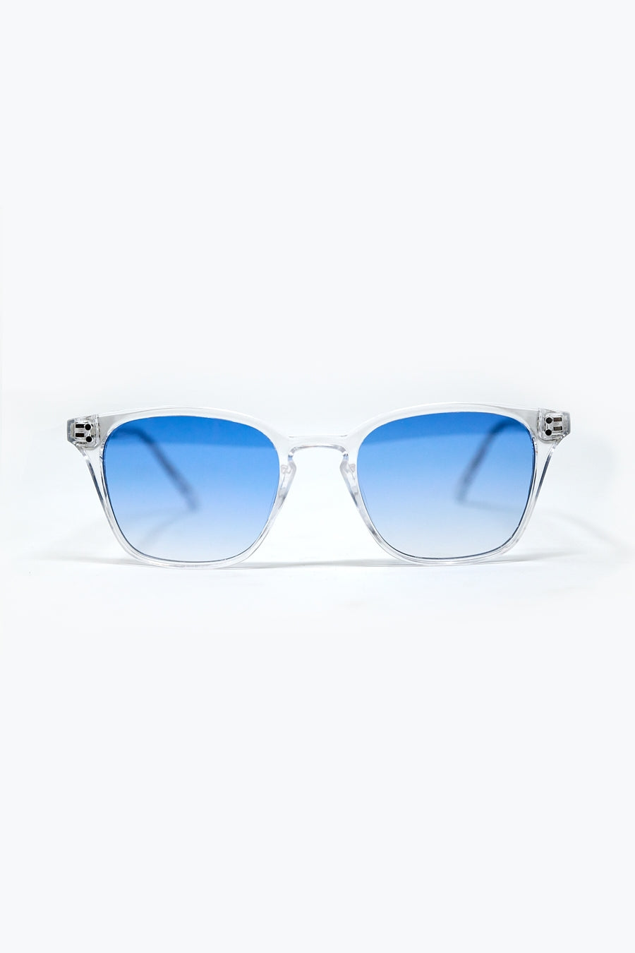 Gafas de sol cuadradas con montura transparente y lentes azul claro degradadas vista frontal.