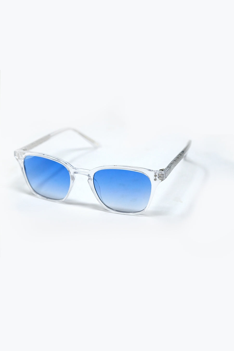 Gafas de sol cuadradas con montura transparente y lentes azul claro degradadas vista lateral.