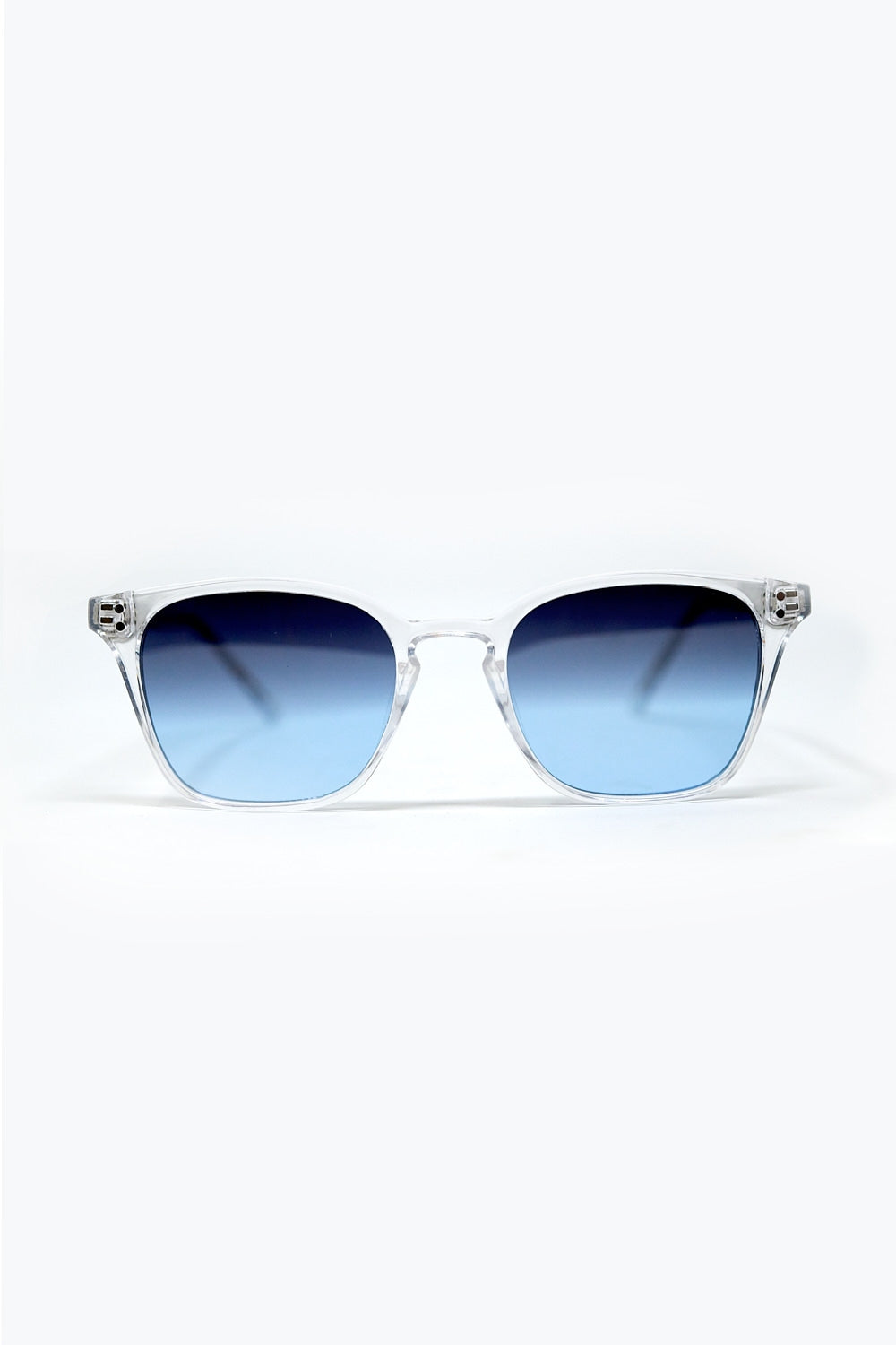 Gafas de sol cuadradas con montura transparente y lentes azules degradadas vista frontal.