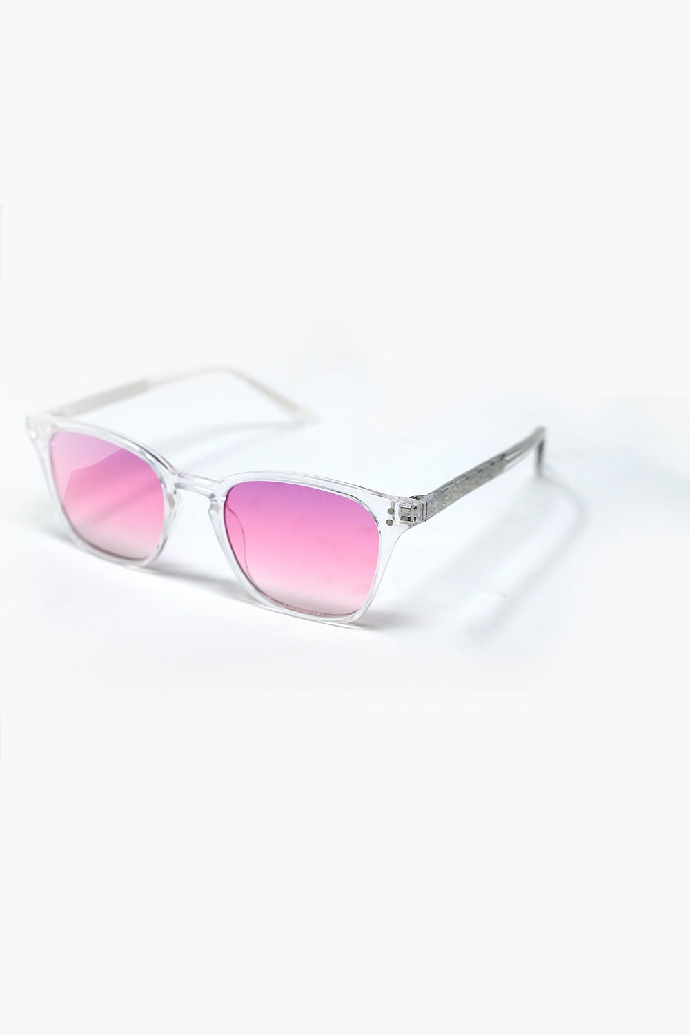 Gafas de sol cuadradas con montura transparente y lentes rosa degradadas vista lateral.