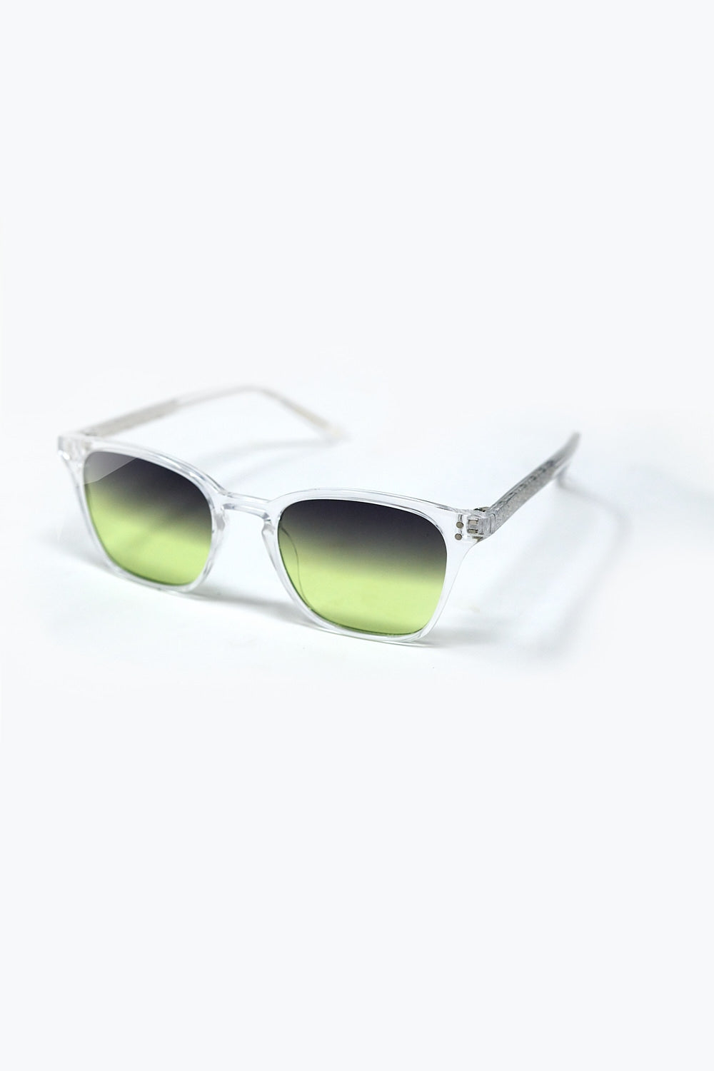 Gafas de sol cuadradas con montura transparente y lentes verdes degradadas vista lateral.
