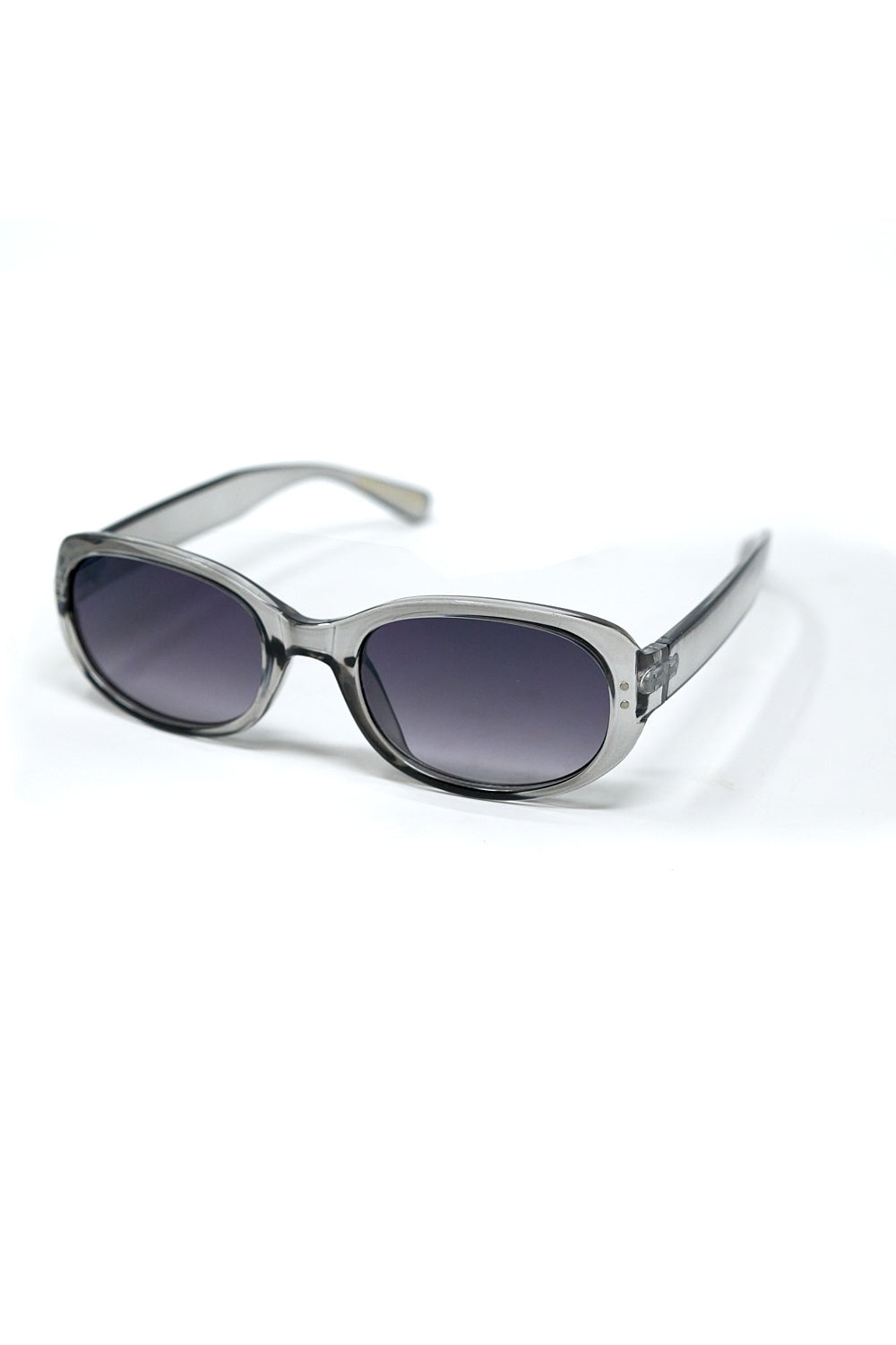 Gafas de sol ovaladas con montura gris translúcida y lentes negras degradadas vista lateral.