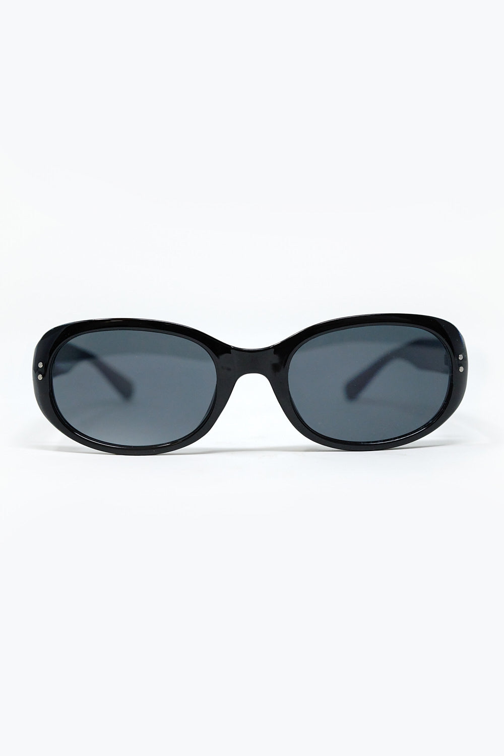 Gafas de sol ovaladas con montura negra y lentes negras vista frontal.