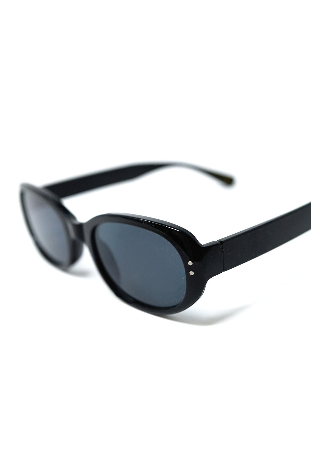 Gafas de sol ovaladas con montura negra y lentes negras detalle