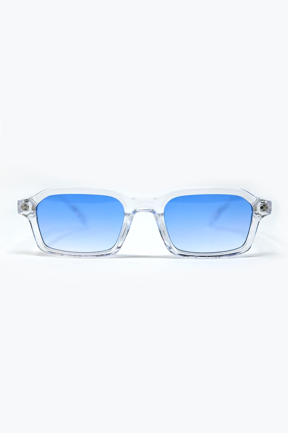 Gafas de sol rectangulares con montura transparente y lentes azules degradadas vista frontal.