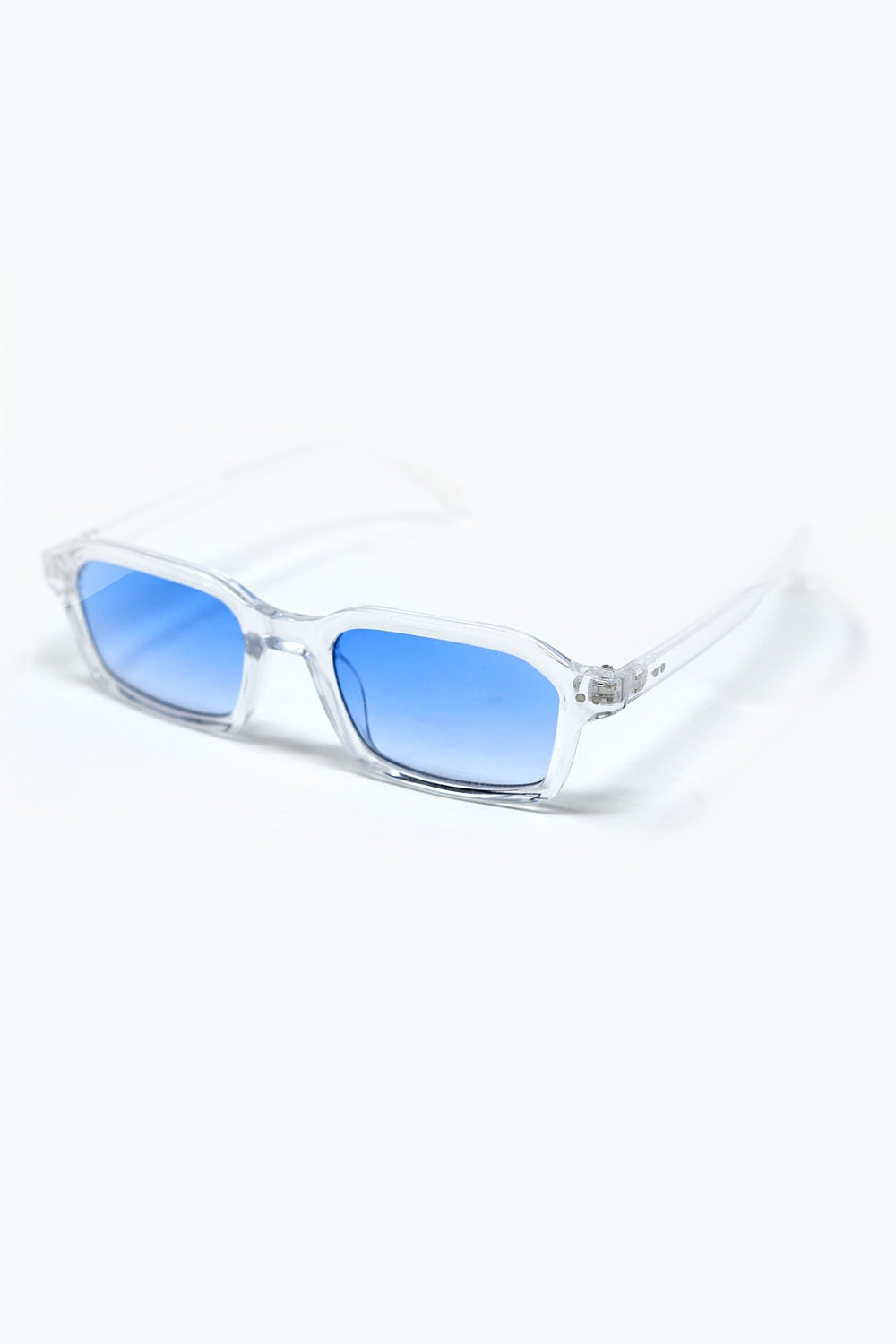 Gafas de sol rectangulares con montura transparente y lentes azules degradadas vista lateral.