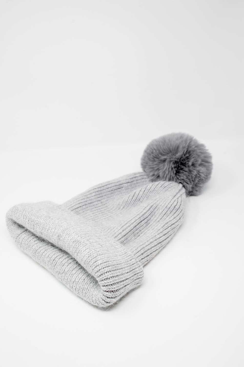 Gorro gris de punto con pompón