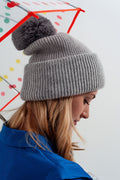 Gorro gris de punto con pompón