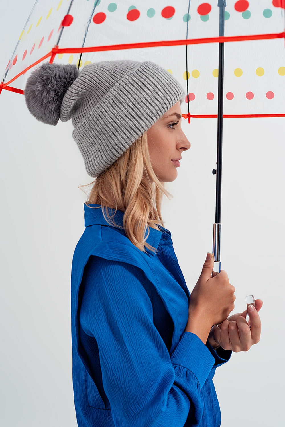 Gorro gris de punto con pompón