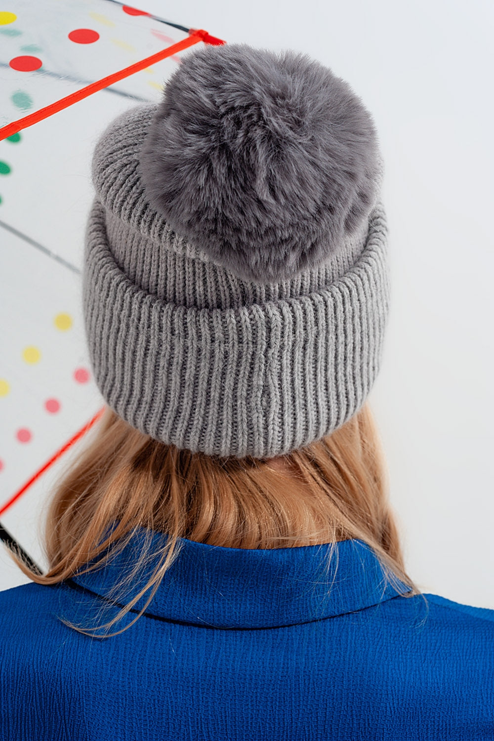 Gorro gris de punto con pompón