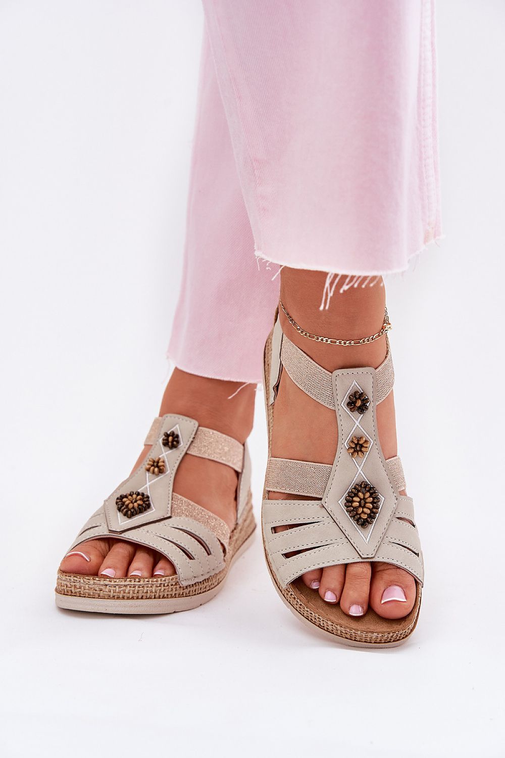 Sandalias INBLU crema combinadas con pantalón rosa y cadena dorada