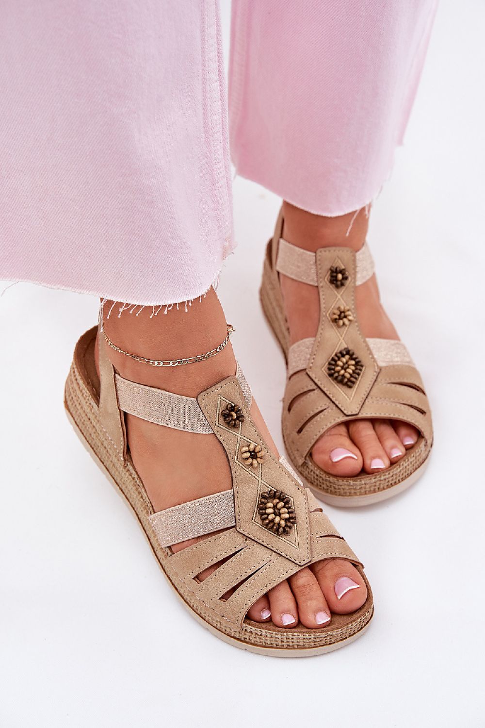 Sandalias INBLU beige combinadas con pantalón rosa claro