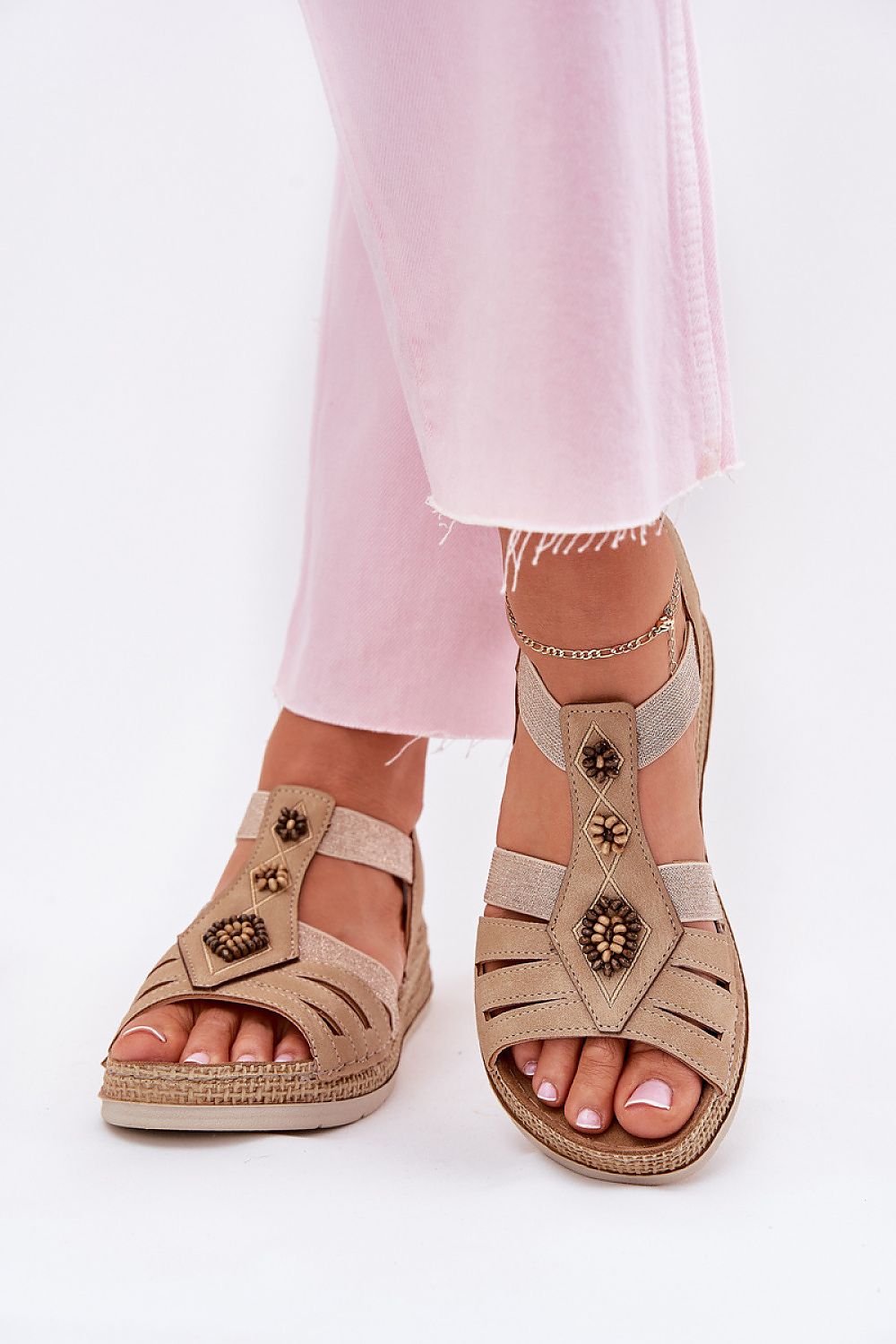 Sandalias INBLU beige con cuña de 5 cm y pedrería en vista frontal