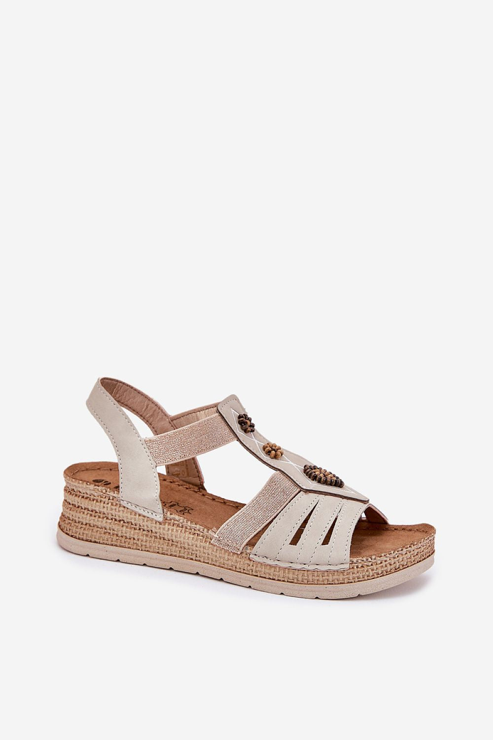 Sandalias INBLU crema combinadas con pantalón rosa y cadena dorada